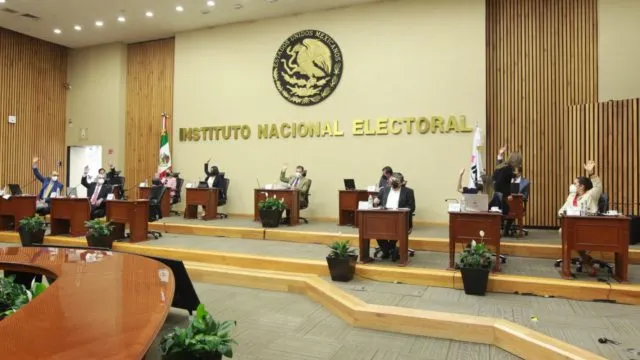 Sanciona INE a MC y Morena por omisiones en reportes de gastos de precampañas