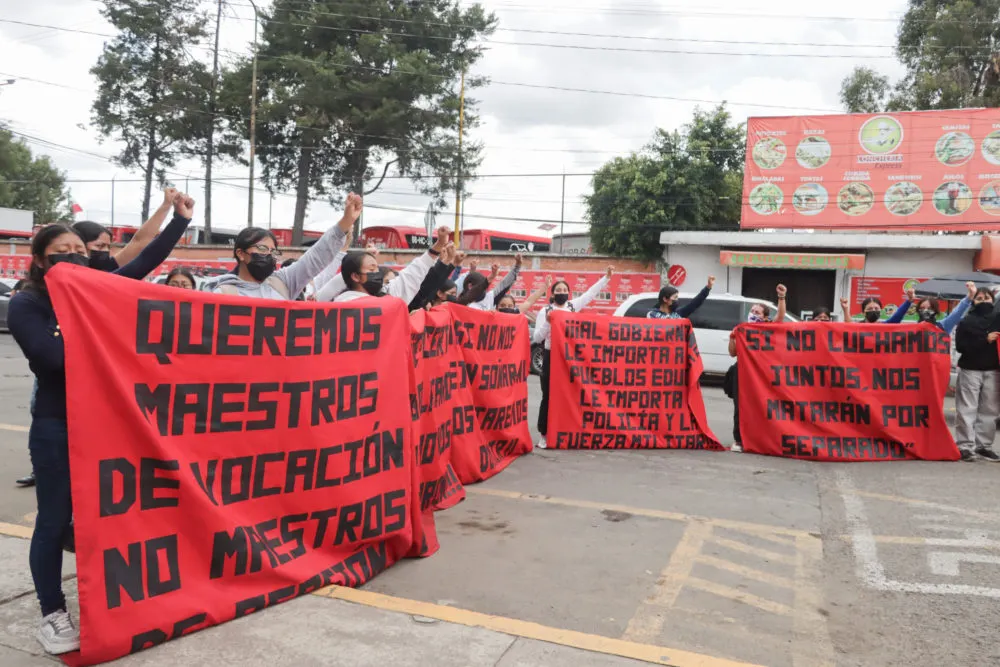 SEP Puebla enfrenta dos protestas simultáneas: normalistas exigen acuerdos y padres demandan profesor