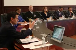 Revisa Peña Nieto con gabinete tareas para cumplir decálogo