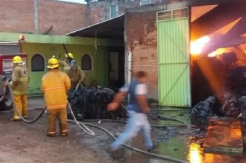 Bomberos sofocan incendio en baños públicos