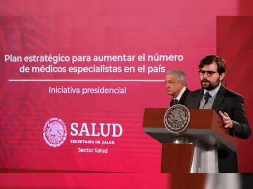 Va López Obrador contra déficit de médicos-especialistas