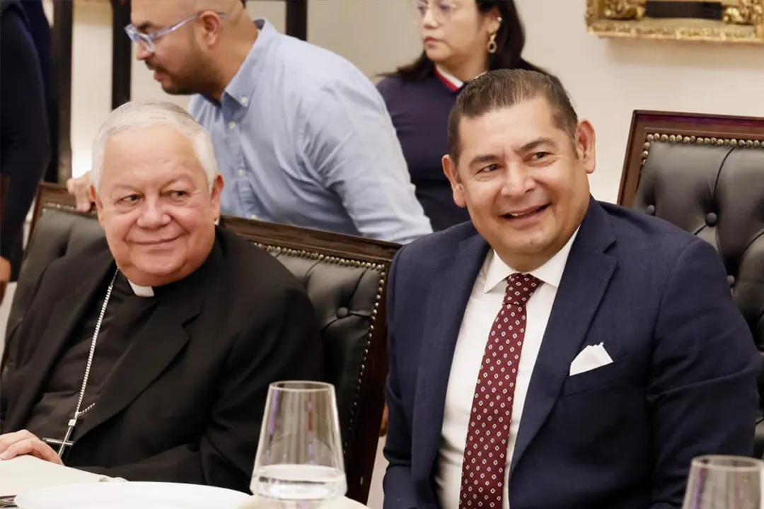 Gobernador de Puebla, Alejandro Armenta, y Monseñor Víctor Sánchez, arzobispo, acuerdan trabajar juntos en beneficio de la comunidad