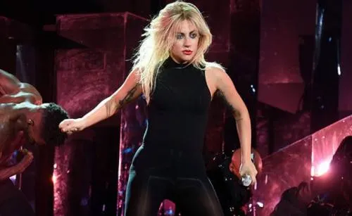 Pirotecnia y mucho baile: así debutó Lady Gaga en Coachella