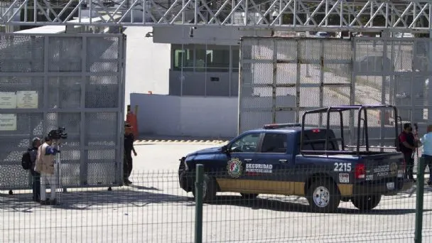 Reportan riña en el penal donde fue internado El Bronco