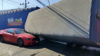 Choque de camionetas deja daños materiales en el Parque Puebla 2000
