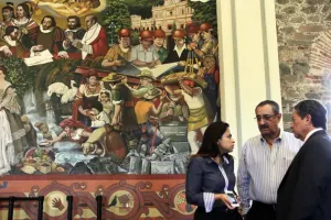 Figura de Marín fue remplazada por rostro femenino en mural del ayuntamiento