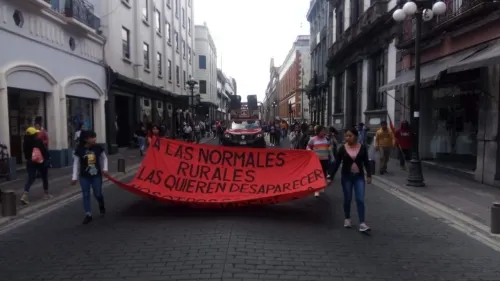 Estudiantes acusan desvío de recursos en Normal de Teteles; piden destitución de directivos