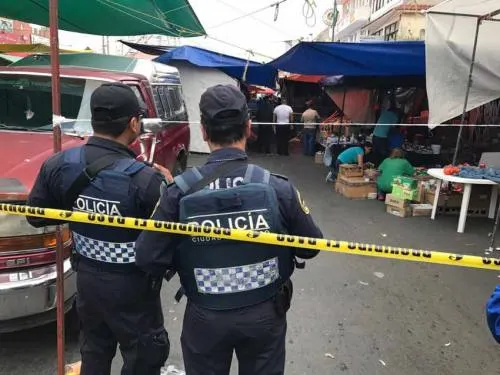 Dos muertos y varios heridos tras balacera en tianguis de Iztapalapa
