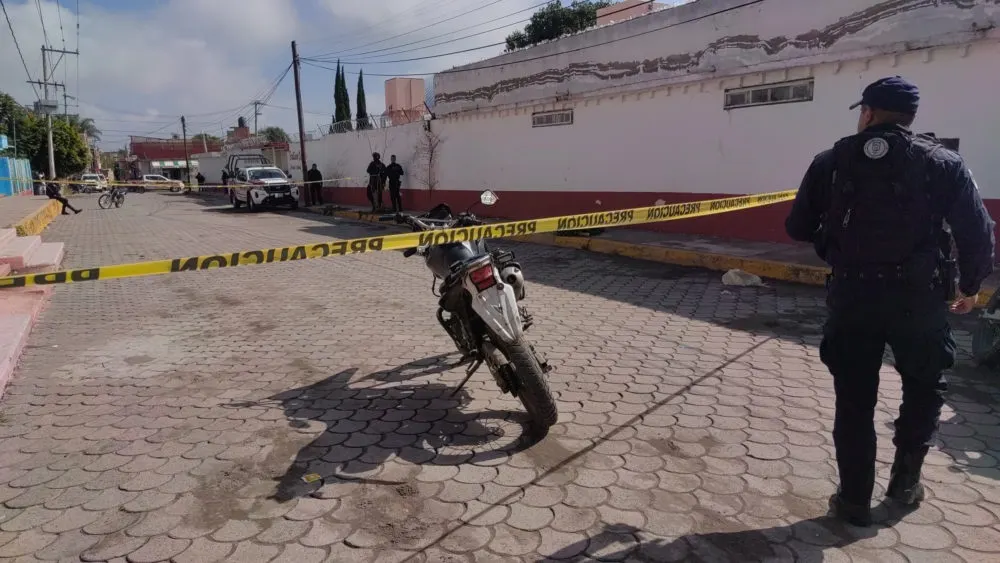 Asesinan a un hombre en escuela primaria de Moyotzingo; maestra resulta herida