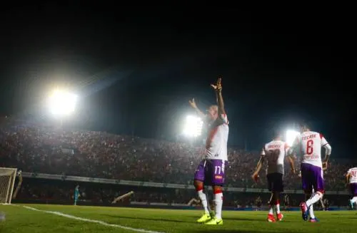 Los Tiburones, con un pie en la salvación