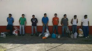 Normalistas mantienen retenidos a policías de Michoacán