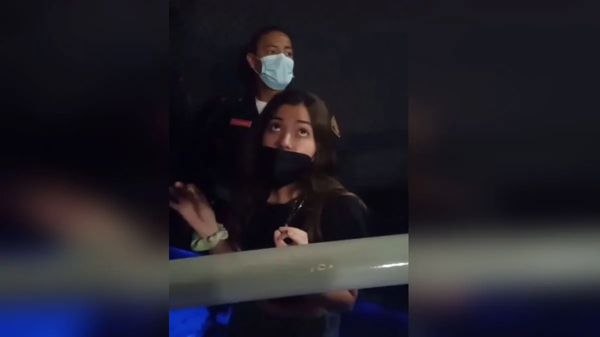 #LadyCinépolis Amenaza a empleado por pedirle que bajara los pies de la butaca