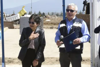 Lilia Cedillo coloca primera piedra de pista de tartán y campo traviesa en la prepa Alfonso Calderón