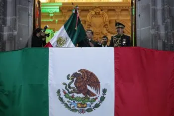 Miguel Barbosa da grito de independencia en el zócalo de Puebla