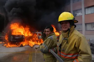 Queman autos y realizan destrozos en Congreso de Guerrero