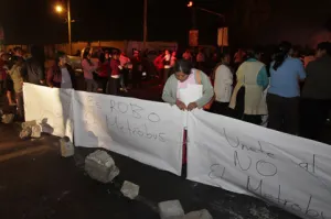 Protestan en Cacalotepec por pésimo servicio de RUTA