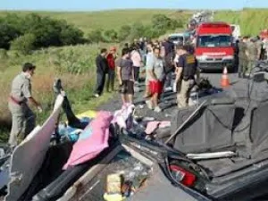 Al menos 14 muertos deja aparatoso choque en Brasil