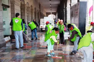 Ayuntamiento y comerciantes limpian los portales del centro histórico