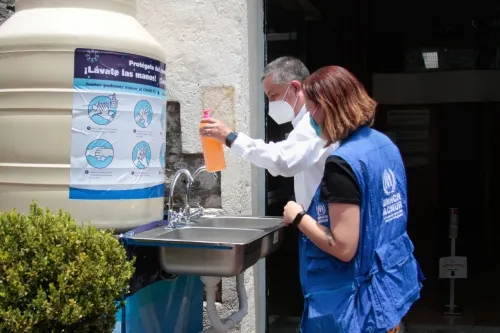 Dona ACNUR a Secretaría de Trabajo lavamanos para prevenir COVID-19