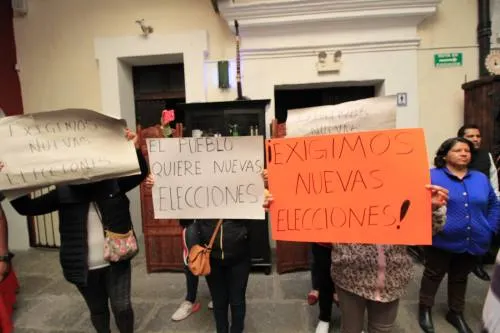 VIDEO: Habitantes de Cuautlancingo encrespan a la alcaldesa, exigen se repitan plebiscitos