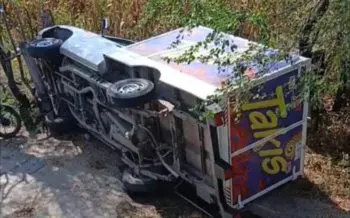 Camioneta de Barcel vuelca y aplasta a peatón en Izúcar de Matamoros