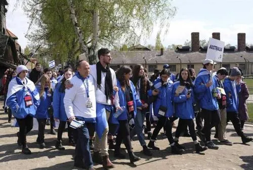 Miles de jóvenes recuerdan en Auschwitz a las víctimas del Holocausto