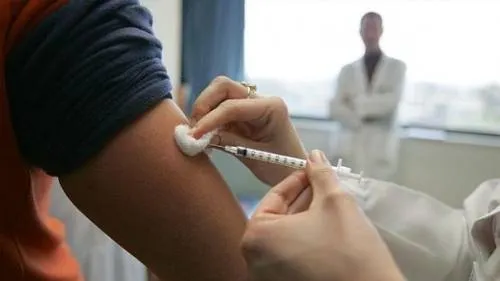 Científicos crean una vacuna contra la gripe casi universal y que podría durar de por vida