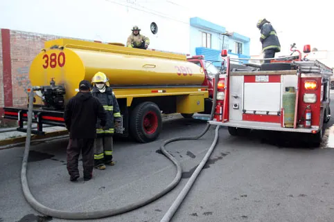 Bomberos controlaron incendio cercano a cilindros de gas