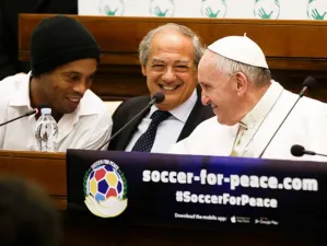 Papa Francisco y Ronaldinho presentan ?partido por la paz?