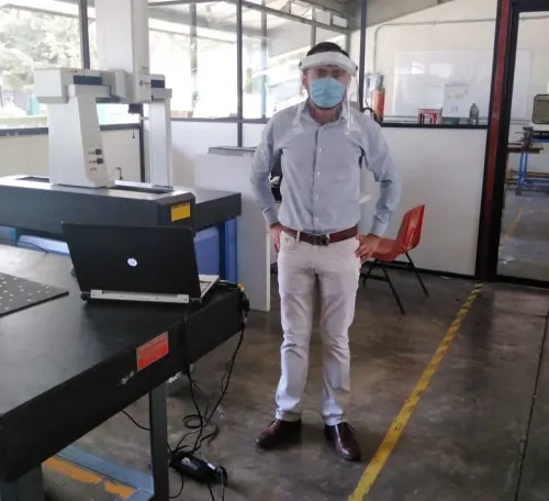 Entrega UTP caretas a personal médico de hospitales