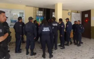 Policías de Coronango toman alcaldía por falta de pago