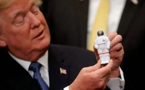 Trump ordena a NASA enviar astronautas a la Luna y llegar a Marte