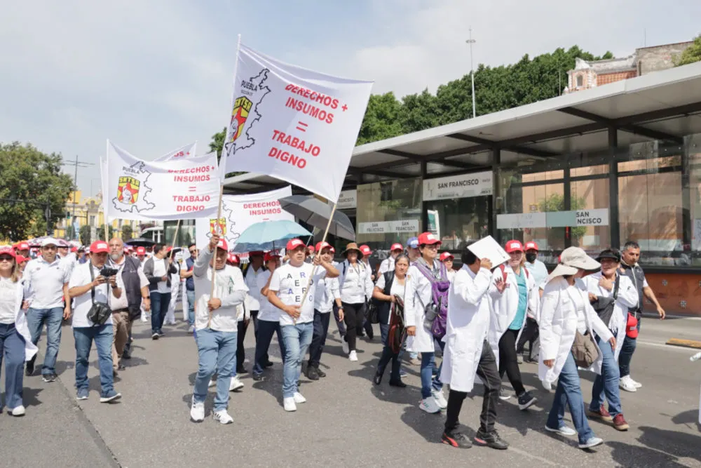 Más de 3 mil trabajadores del sector salud protestan en Puebla por desabasto de medicamentos y falta de bases