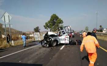 Muere policía tras chocar patrulla contra camión en la autopista Puebla-Atlixco, hay otros dos lesionados