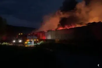 Fuerte incendio consume bodega en Miahuatlán; equipos de emergencia continúan sofocando las llamas