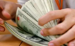 Dólar se ofrece en un máximo de 21.00 pesos en aeropuerto de la CDMX