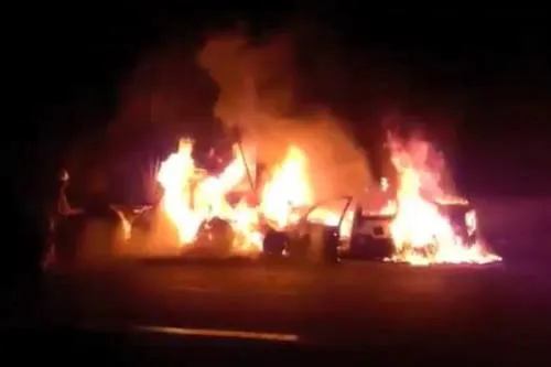 Auto se incendia en pleno Arco Norte
