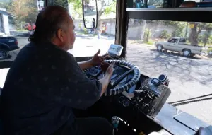 Buscan reducir robos en microbuses con cámaras y botones de pánico