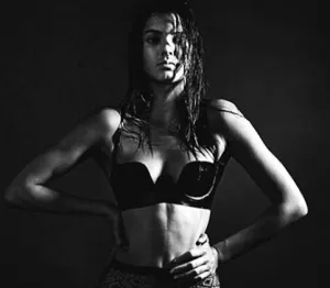 Kendall Jenner posa en imagen retro lencería sexy
