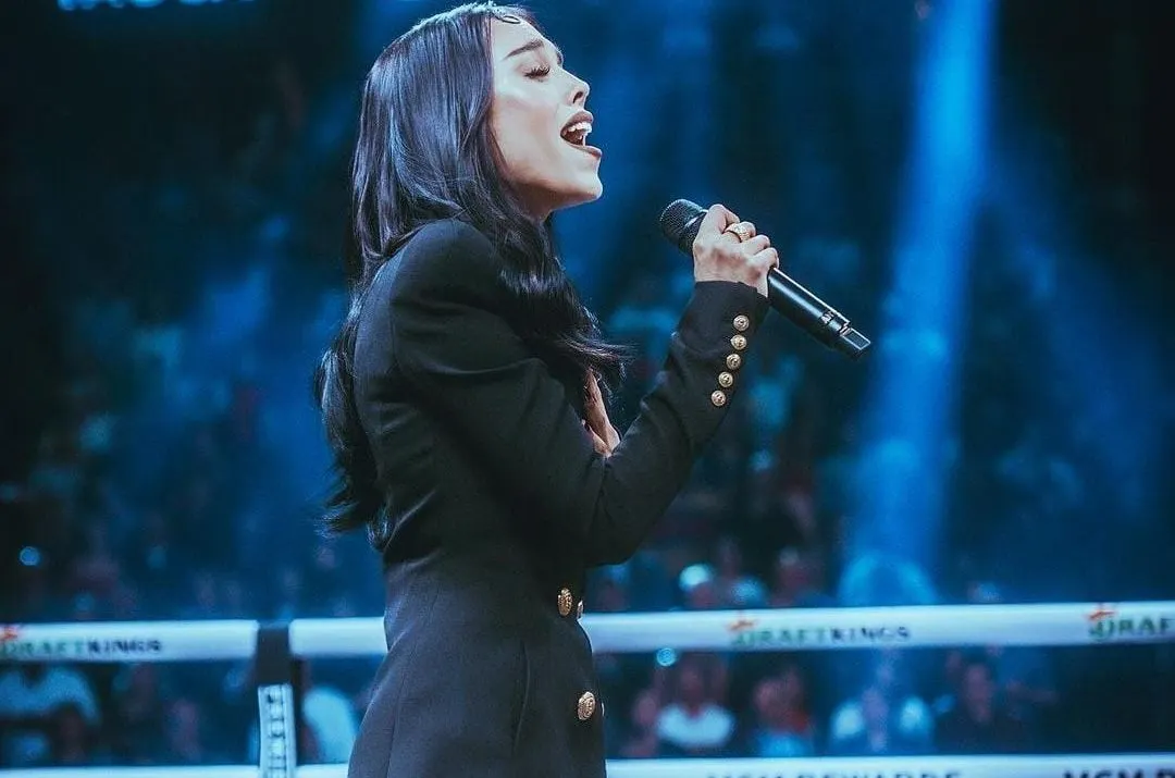Danna Paola entona el Himno Nacional