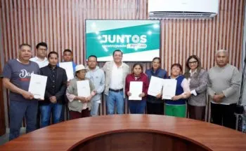 Entregan escrituras a familias de San Martín Texmelucan mediante programa de regularización