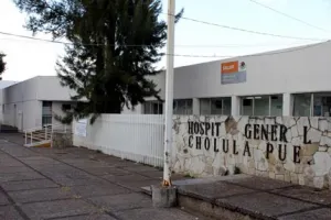 Mujer da a luz afuera del ex hospital General de Cholula
