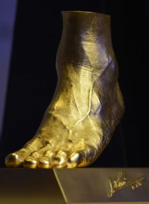 Réplica de pie de Messi modelada en oro cuesta 4 millones de euros