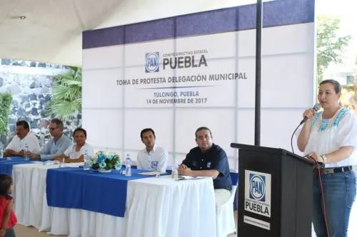 Martha Erika Alonso toma protesta a delegación municipal del pan en Tulcingo de Valle