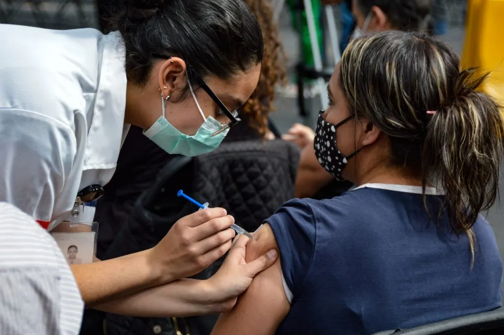 Recibirán dosis de refuerzo contra COVID capitalinos de 30 a 39 años