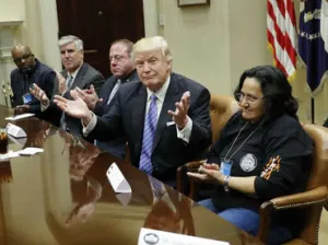 Trump firma salida de EU del TPP; Peña anuncia nuevas alianzas comerciales