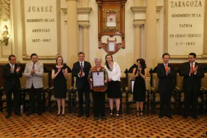 Tony Gali entrega reconocimientos a Poblanos Distinguidos