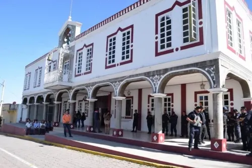 Desarman y retienen a 14 policías en Cañada Morelos