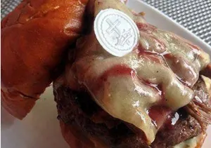 Restaurante lanza ”Hamburguesa Espítiru Santo”, incluye hostia