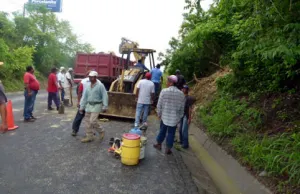 Cerro se reblandece y sepulta un autobús y varias viviendas, hay 12 muertos hasta el momento